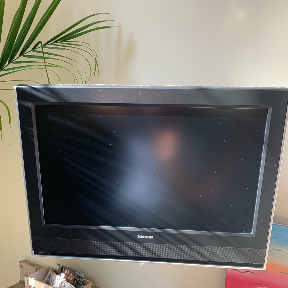 Toshiba TV with DVD player & wall mount in LI, NY